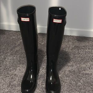 Tall Gloss Rain Boots: Black